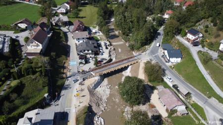 Začasni most v Stranjah povezal levi in desni breg Kamniške Bistrice (2)